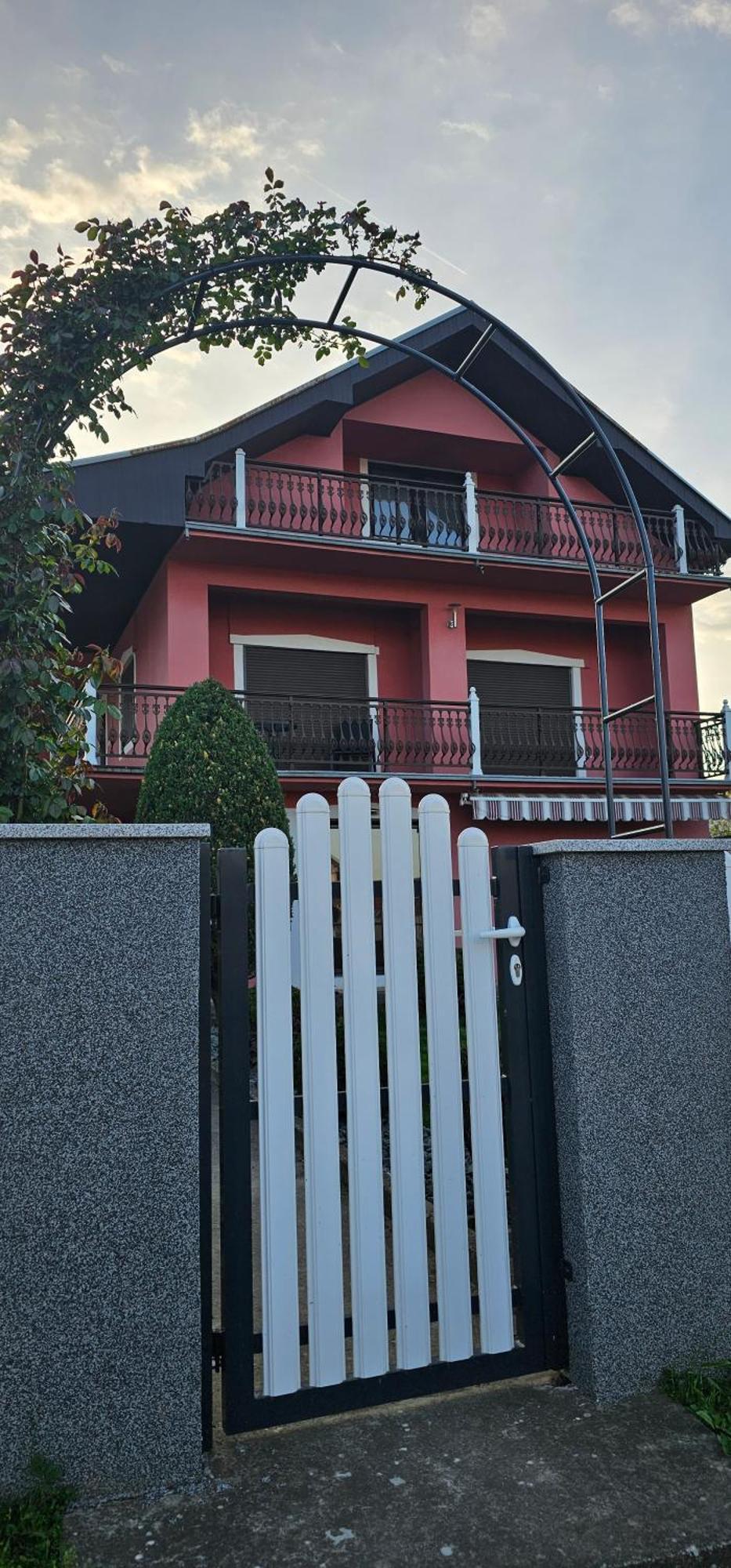 Guest House Lona Golubac Ngoại thất bức ảnh